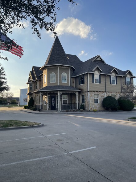 1990 Justin Rd, Highland Village, TX for rent - Primary Photo - Image 1 of 4