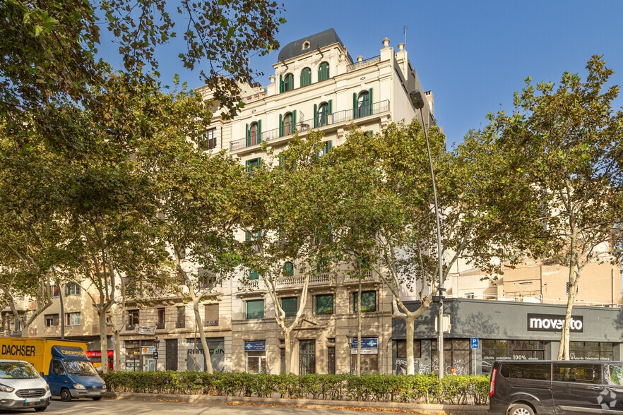 Retail in Barcelona, Barcelona to rent - Primary Photo - Image 1 of 2