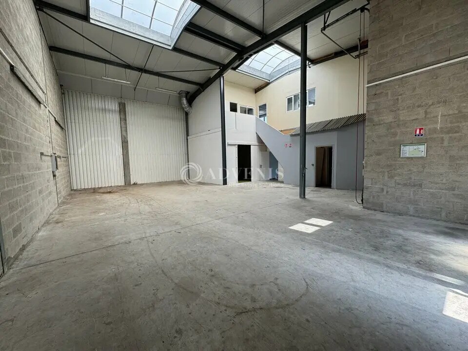 Light Industrial in Stains to rent Building Photo- Image 1 of 9