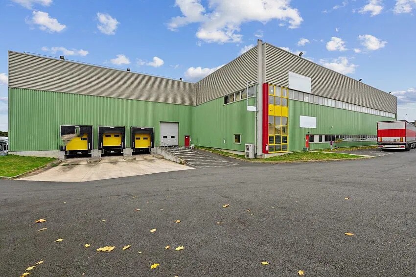 Industrial in Stains to rent Building Photo- Image 1 of 12