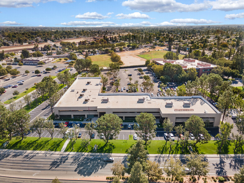 5001 California Ave, Bakersfield, CA for rent - Building Photo - Image 3 of 5