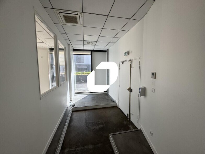 Office in Gentilly to rent - Interior Photo - Image 3 of 8