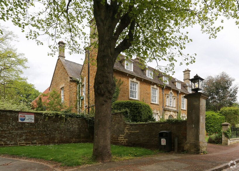 Squires Hill, Kettering to rent - Primary Photo - Image 1 of 3