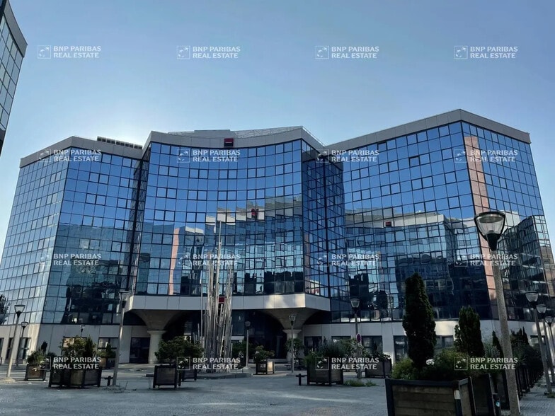 18 Avenue Des Olympiades, Fontenay-sous-Bois to rent - Building Photo - Image 1 of 12