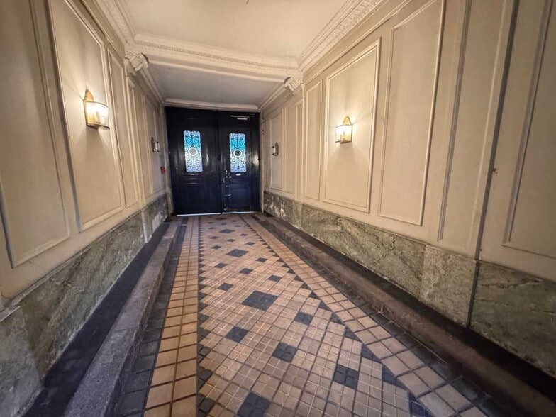 Office in Paris for sale - Lobby - Image 2 of 4