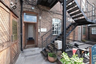 45 London Rd, East Grinstead to rent Building Photo- Image 1 of 2