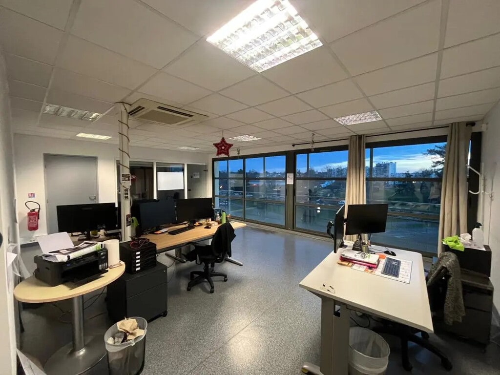 Location Bureaux 191 m² - Photo 1