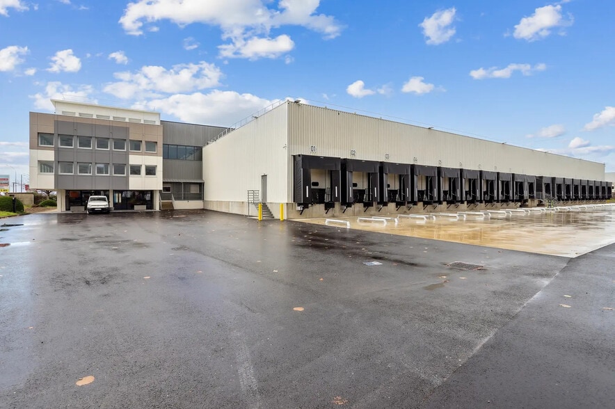 Industrial in Corbas to rent - Building Photo - Image 1 of 3