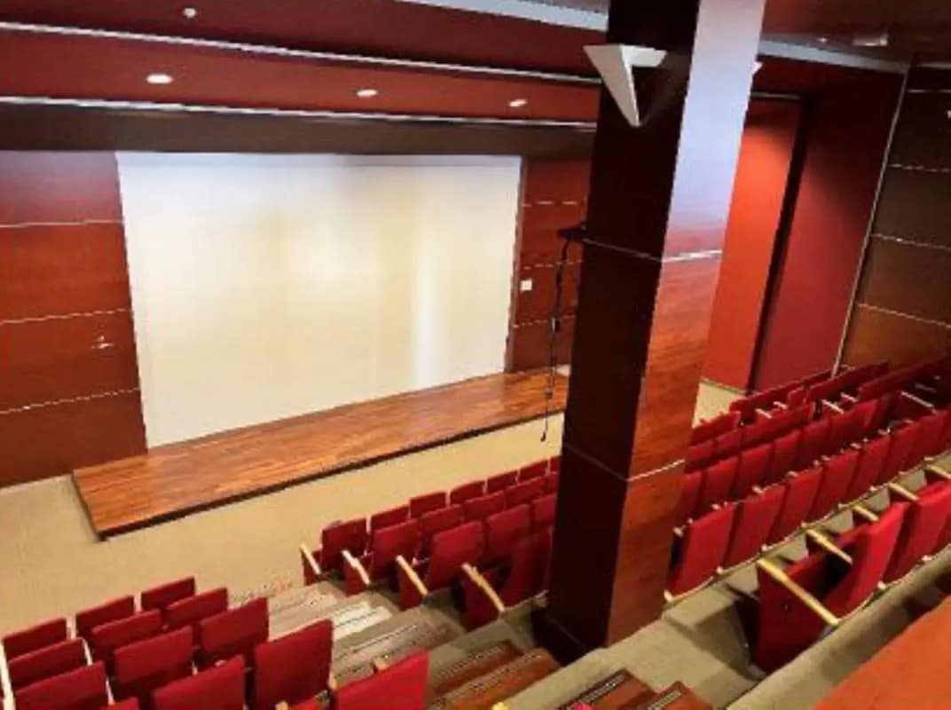 Retail in Gennevilliers to rent Interior Photo- Image 1 of 3