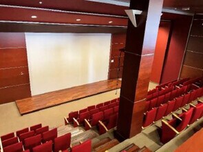 Retail in Gennevilliers to rent Interior Photo- Image 1 of 3