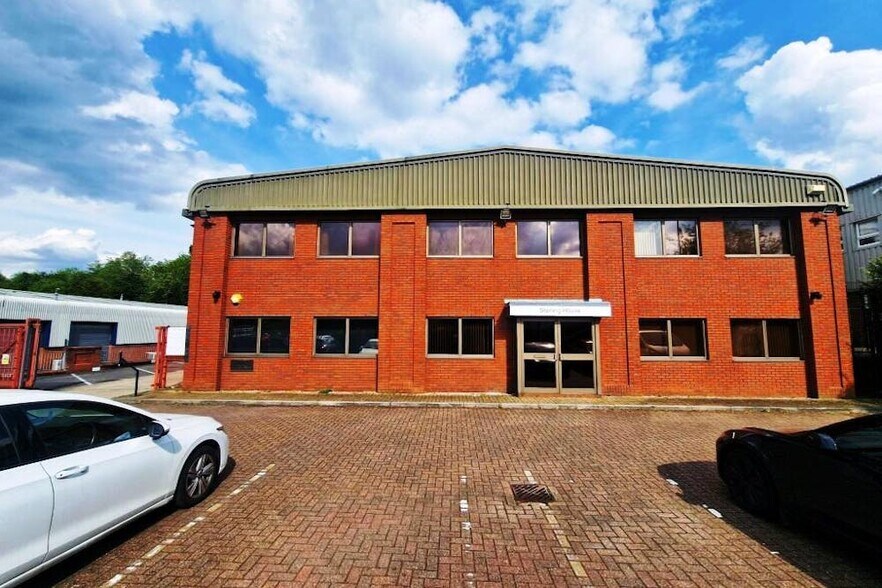 Stroudley Rd, Basingstoke to rent - Building Photo - Image 2 of 6
