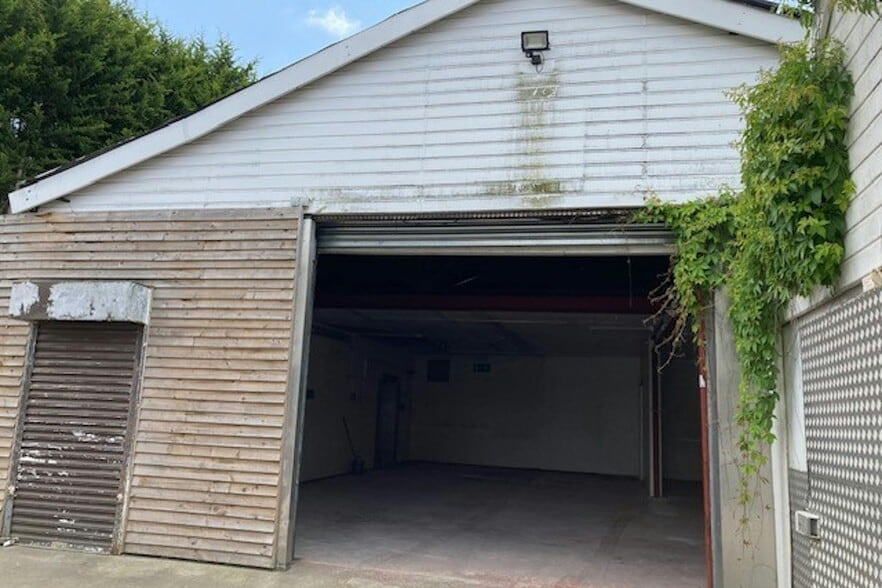 4 Guildford Rd, Bagshot to rent - Building Photo - Image 3 of 4