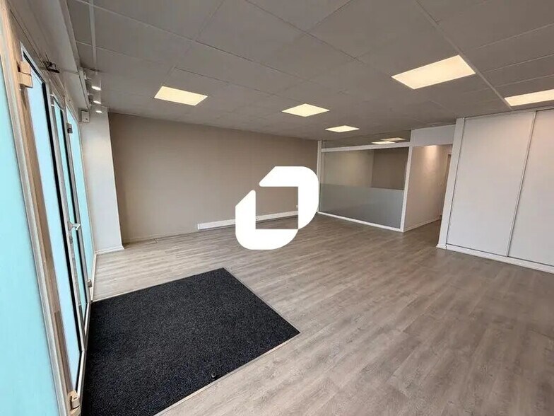Office in VILLENAVE-D'ORNON to rent - Interior Photo - Image 2 of 6