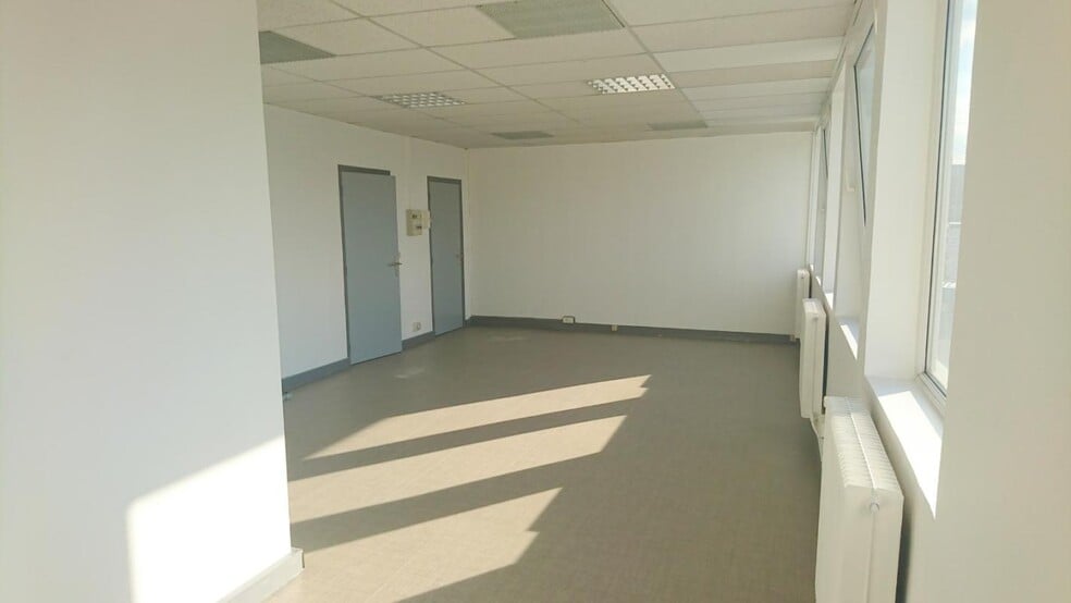 4 Rue Des Frères Lumière, Plaisir to rent - Interior Photo - Image 2 of 2