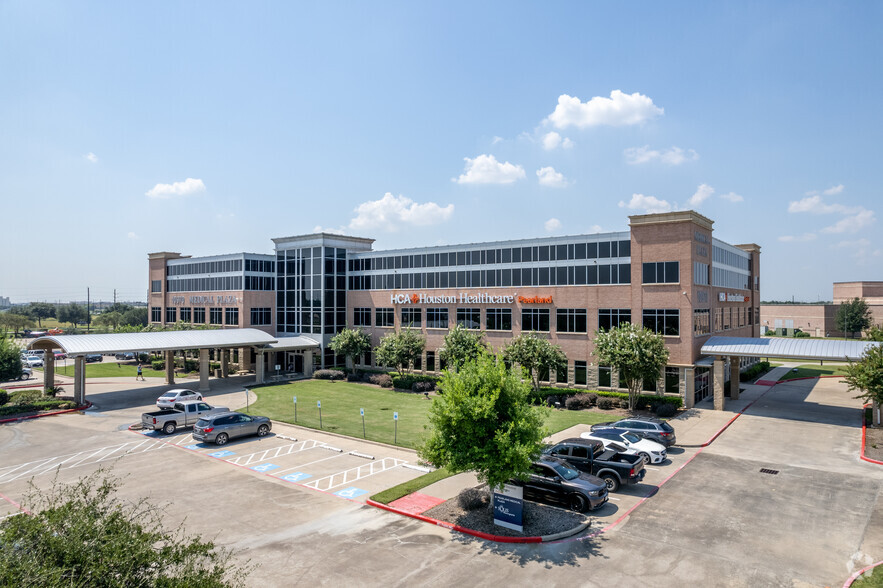 10970 Shadow Creek Pky, Pearland, TX for rent - Building Photo - Image 3 of 5