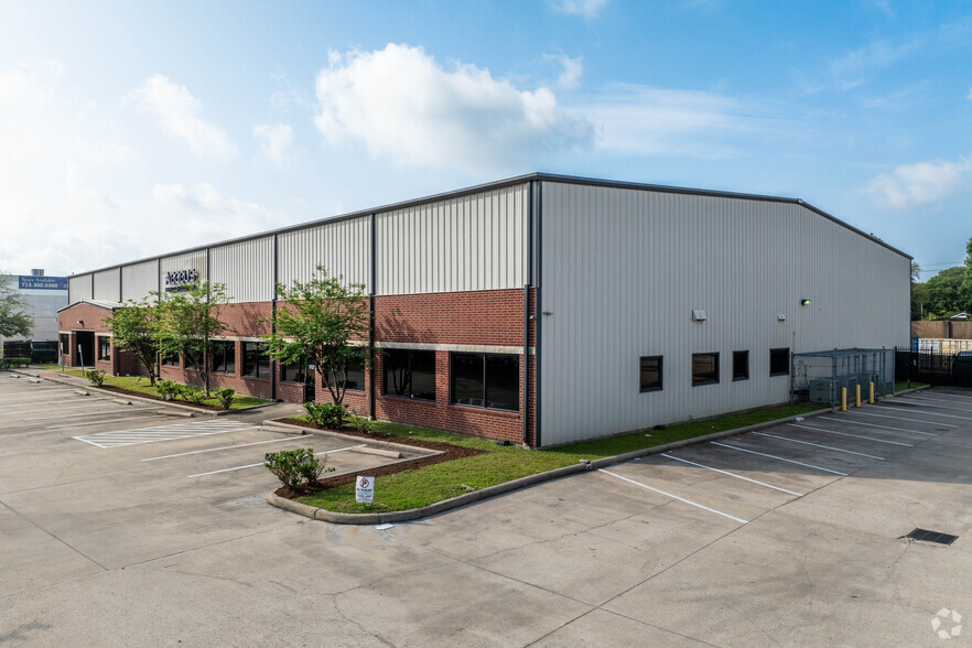 11801 S Sam Houston Pky W, Houston, TX for rent - Building Photo - Image 1 of 12