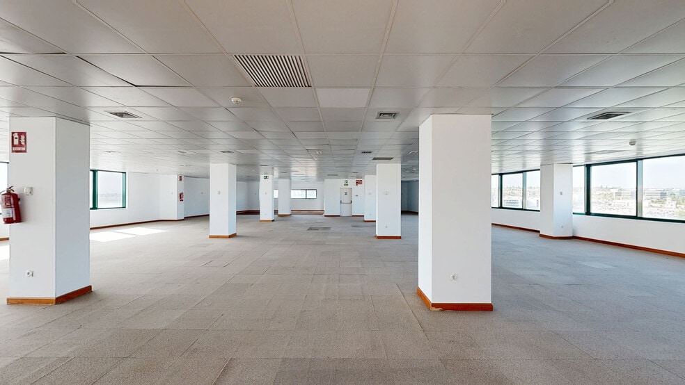 Avenida Juncal, 24, San Sebastián de los Reyes, Madrid to rent - Matterport 3D Scan - Image 3 of 23