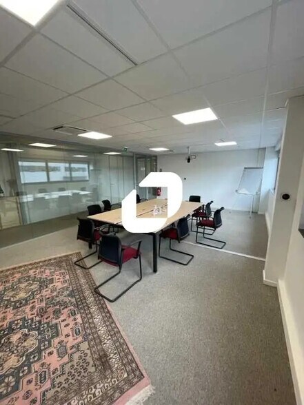 28 Chemin Latéral, Romainville to rent - Interior Photo - Image 2 of 23