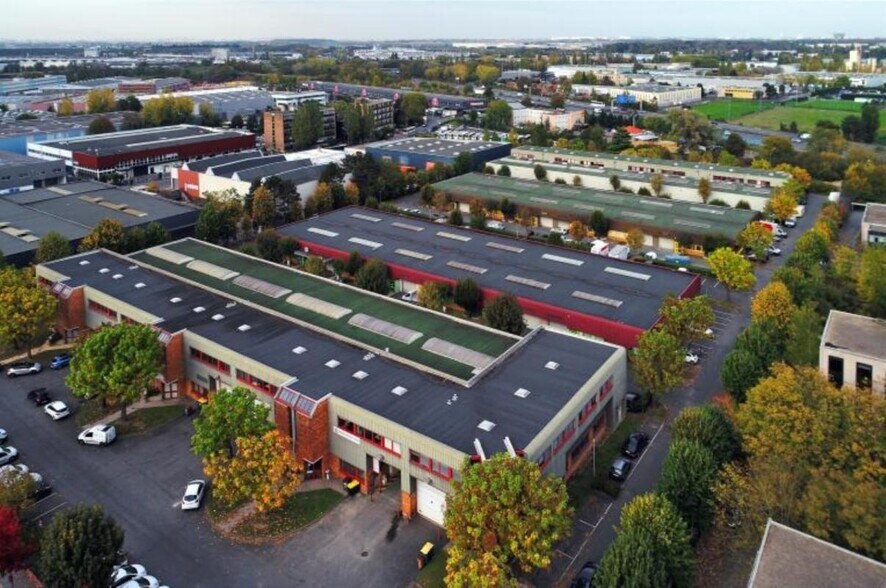 19 Avenue Albert Einstein, Le Blanc-Mesnil to rent - Aerial - Image 2 of 9