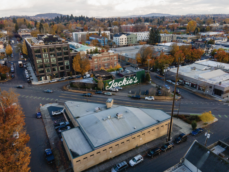 930 SE Sandy Blvd, Portland, OR for sale - Building Photo - Image 3 of 6