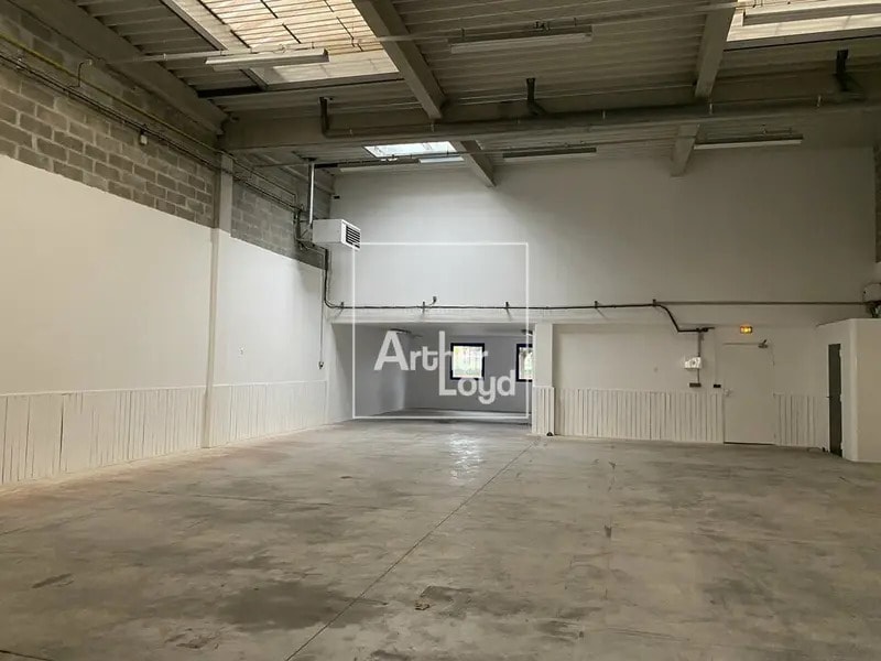 Light Industrial in Lieusaint to rent Interior Photo- Image 1 of 4