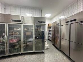 Retail in Madrid, Madrid to rent Interior Photo- Image 2 of 5