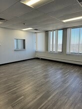 121 S Wilke Rd, Arlington Heights, IL to rent Interior Photo- Image 1 of 15