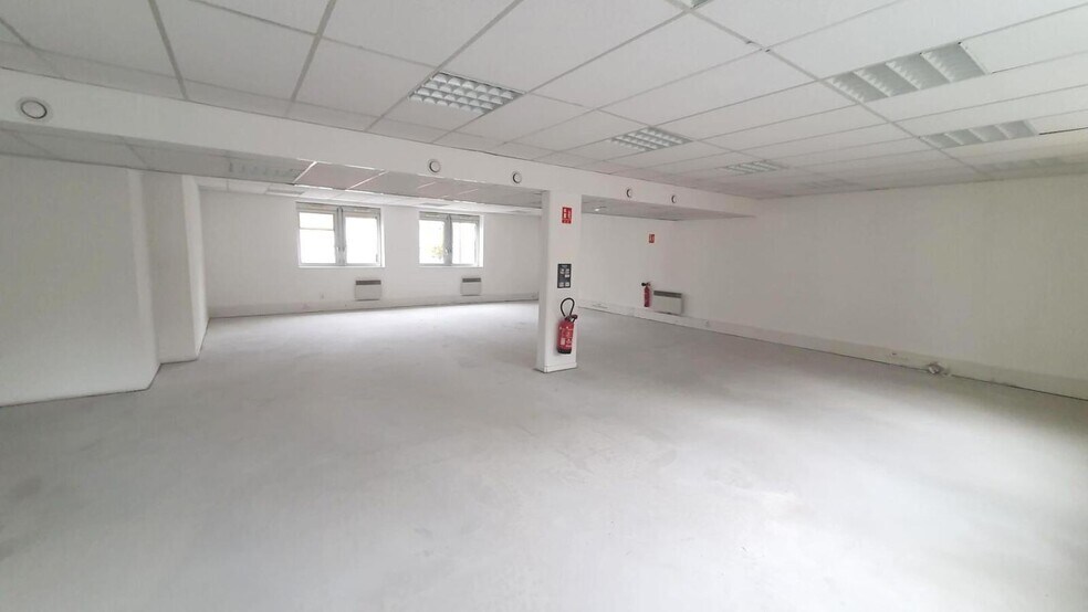Office in Versailles to rent - Interior Photo - Image 2 of 9