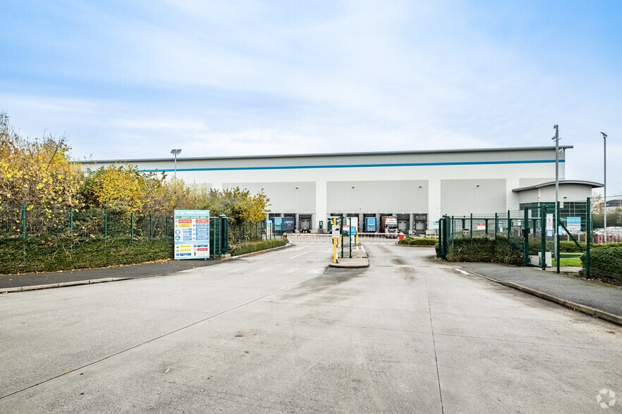 Stoke Rd, Rochester to rent - Primary Photo - Image 1 of 2