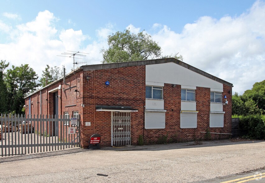 16 Wessex Rd, Bourne End for sale - Primary Photo - Image 1 of 1
