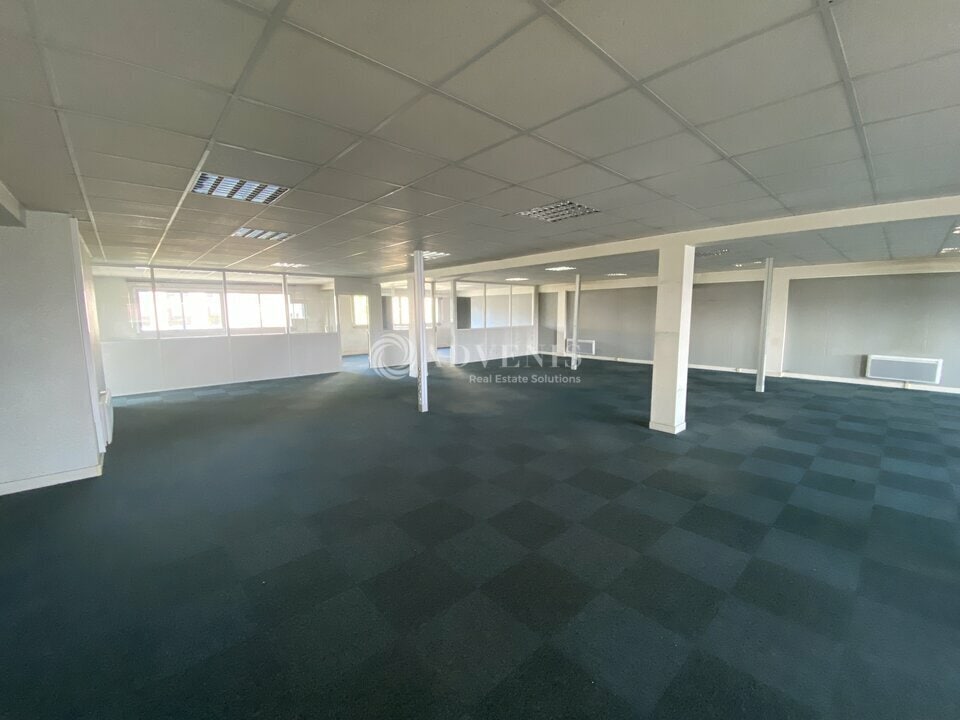 Office in Neuilly-Plaisance to rent Building Photo- Image 1 of 7