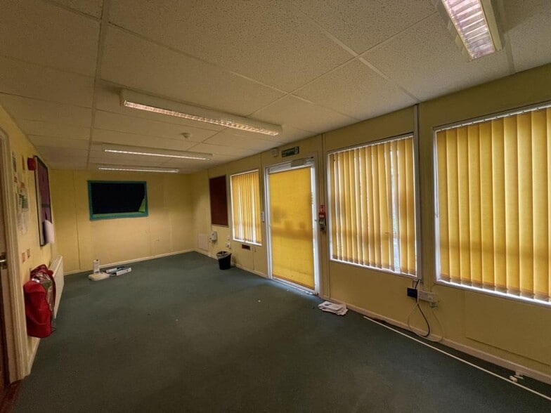 111 Canterbury Rd, Hawkinge to rent - Building Photo - Image 3 of 13