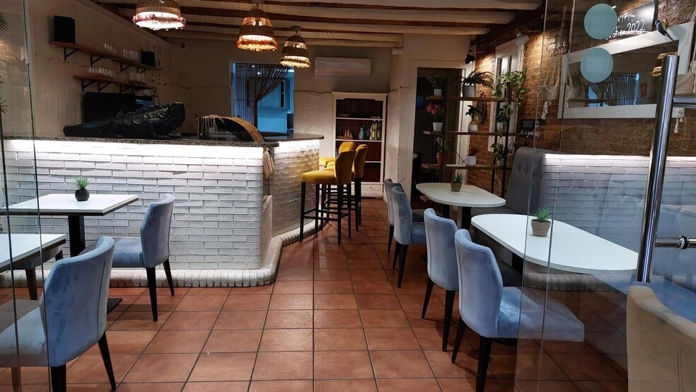 Retail in Barcelona, Barcelona to rent - Building Photo - Image 2 of 2