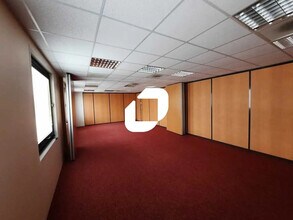Office in Villebon-sur-Yvette to rent Interior Photo- Image 2 of 7