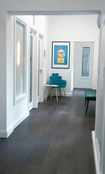 190 Camden High St, London to rent - Interior Photo - Image 3 of 9
