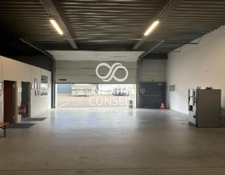 Industrial in Villeneuve-la-Garenne to rent - Building Photo - Image 2 of 8