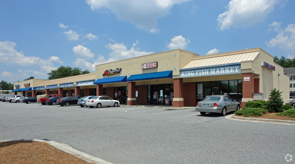 2900 N Main St, High Point, NC for rent - Building Photo - Image 1 of 3