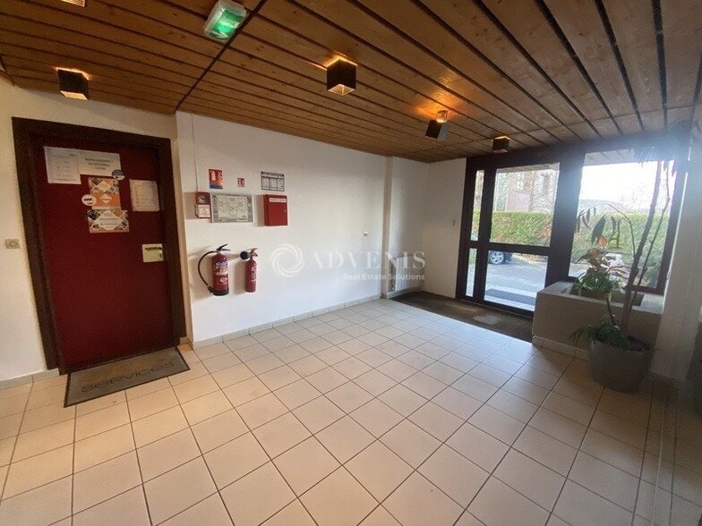 4 Rue Maryse Bastié, Igny to rent - Lobby - Image 2 of 7