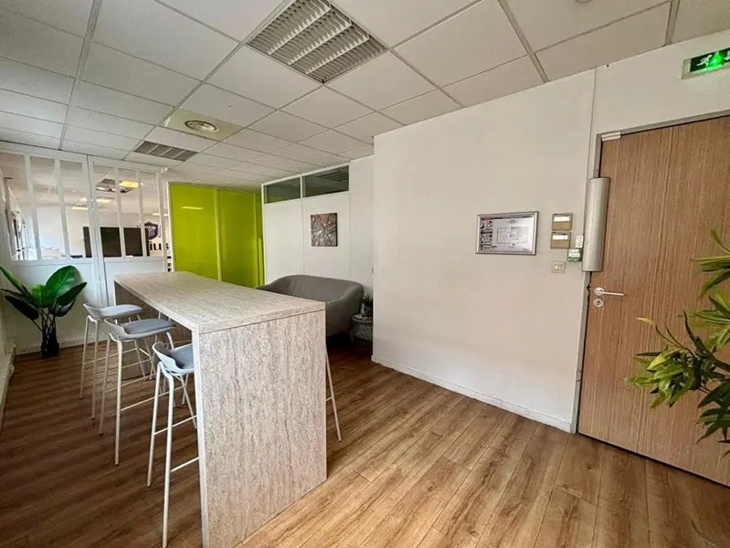 Office in Lyon for sale Interior Photo- Image 1 of 6