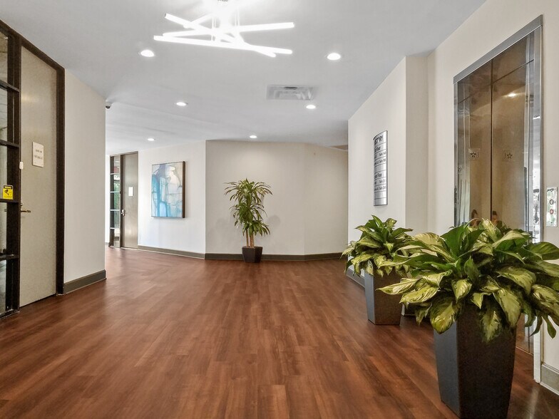 4215 Southpoint Blvd, Jacksonville, FL for rent - Lobby - Image 3 of 9