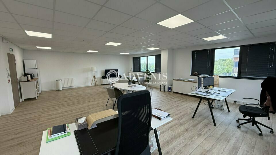 Light Industrial in Vaires-sur-Marne to rent - Interior Photo - Image 3 of 8