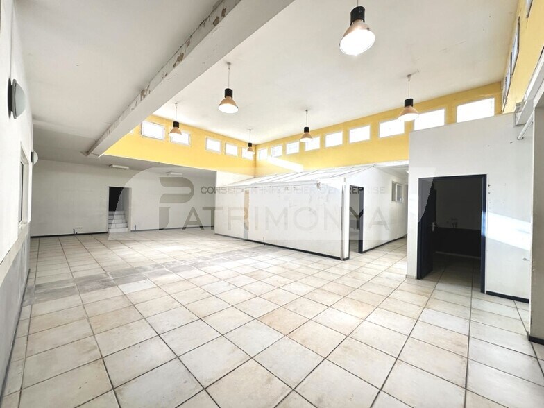 Retail in Marseille for sale - Interior Photo - Image 1 of 8