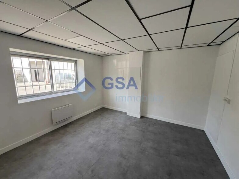 Office in Lisses to rent - Interior Photo - Image 3 of 9