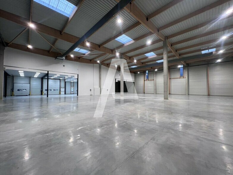 Industrial in Moissy-Cramayel to rent - Interior Photo - Image 3 of 5