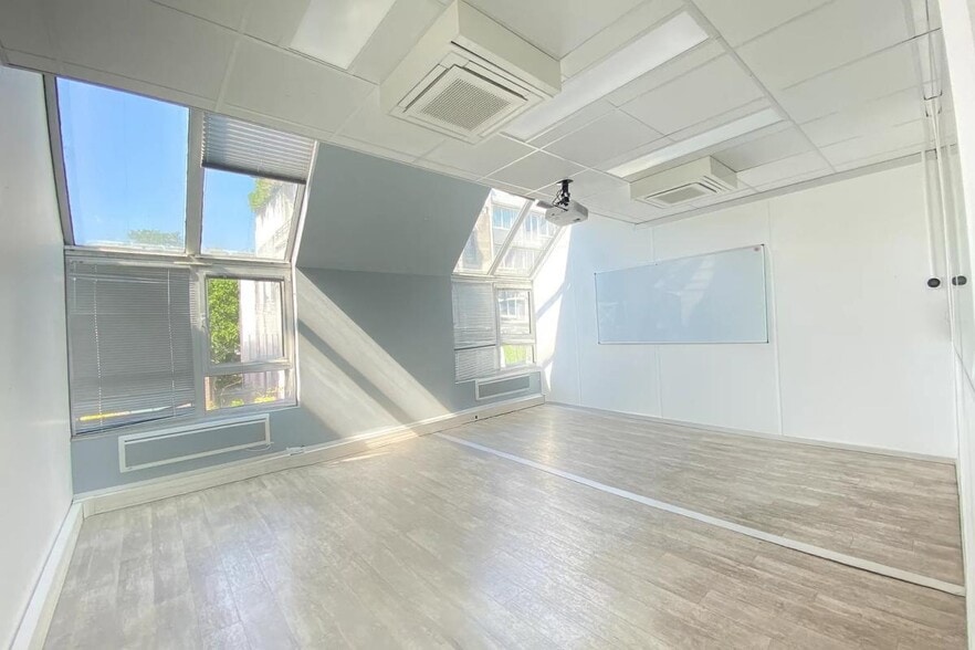 56 Rue De Billancourt, Boulogne-Billancourt to rent - Building Photo - Image 2 of 12