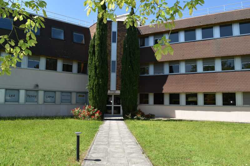 7 Rue Maryse Bastié, Bron to rent - Building Photo - Image 2 of 12