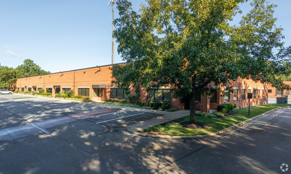 100-166 Business Center Dr, Reisterstown, MD for rent - Building Photo - Image 3 of 14