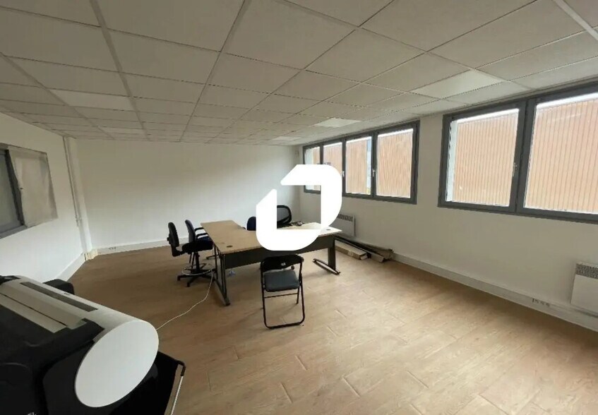 Light Industrial in Émerainville to rent - Interior Photo - Image 3 of 5