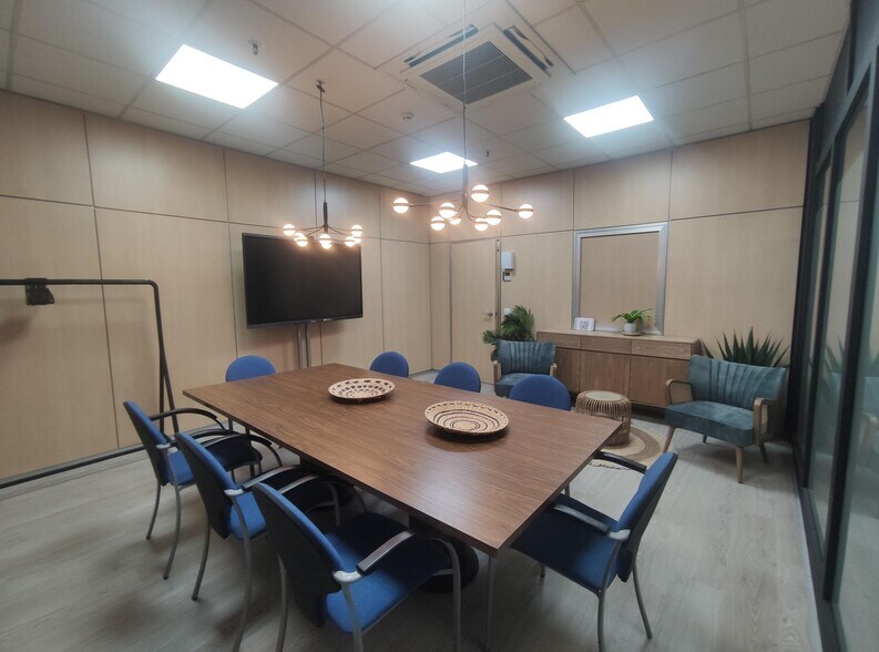 Calle Puerto de la Morcuera, 13, Leganés, Madrid to rent - Building Photo - Image 2 of 14