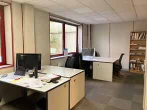 Office in La Garenne-Colombes to rent Interior Photo- Image 1 of 3